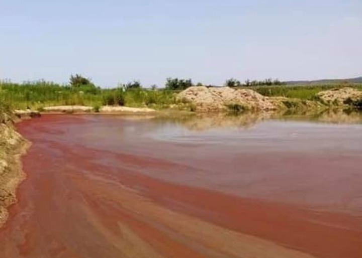 jezerce sa crvenom vodom