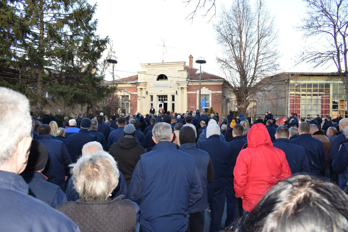 Sindikalni zbor ispred fabrike