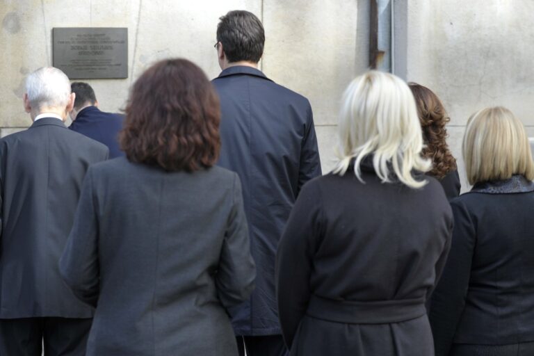 Vlada Aleksandra Vučića postavlja cveće na mestu ubistva Zorana Đinđića 2016. godine