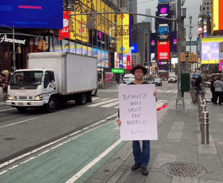 Milo Rau, umetnička intervencija na Tajms Skveru u Njujorku; Foto: Sophie Vanden Broeck
