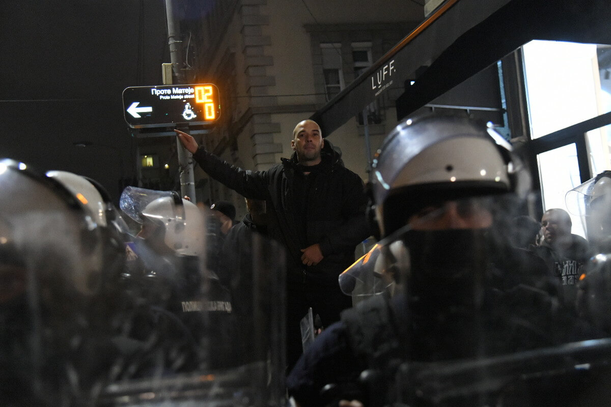 Pripadnik desničarskih organizacija iza kordona policije