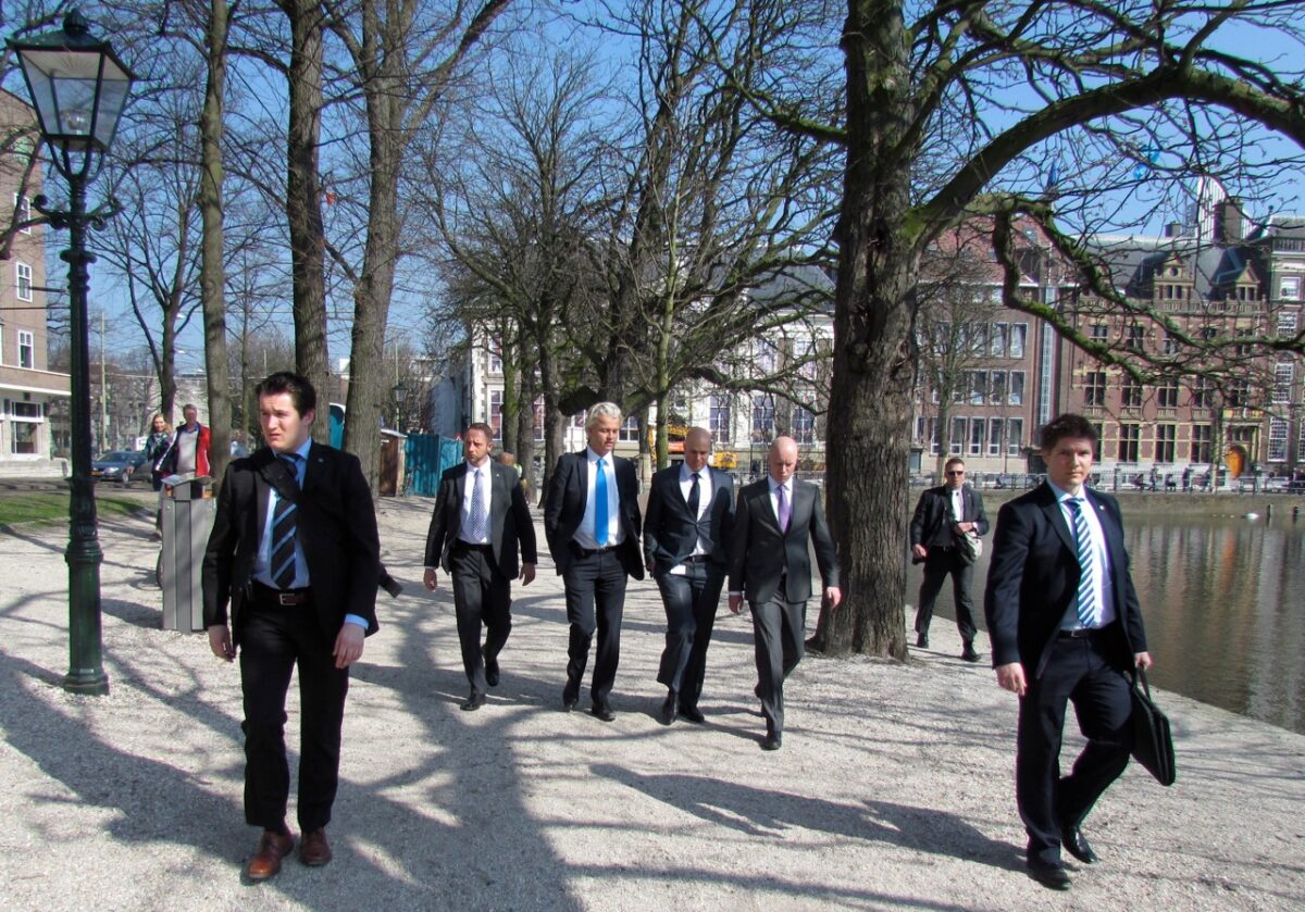 Hert Vilders okružen telohraniteljima