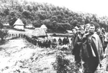 Prateći bataljon Trhovnog štaba, posle desanta na Drvar, prolazi kroz selo Šćit na putu za Foču, juna 1944.