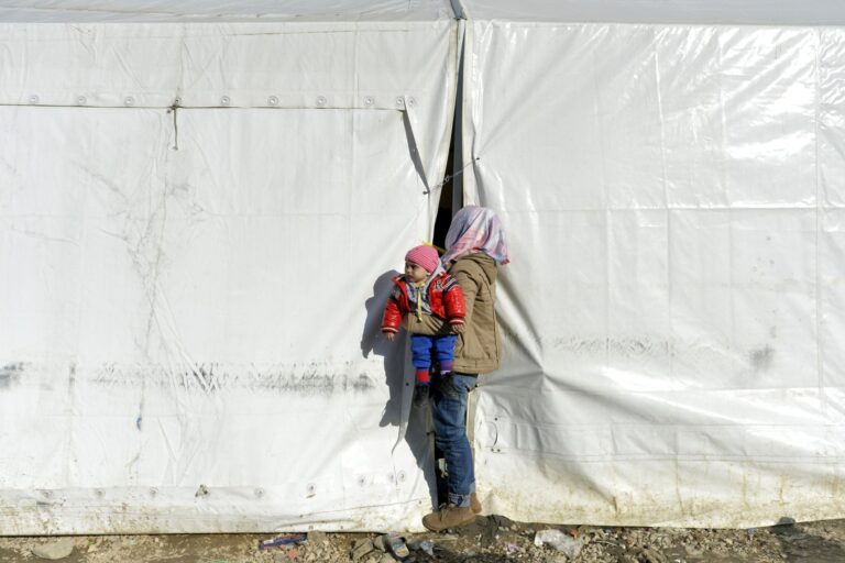 MIGRANTI U IZBEGLICKOM KAMPU