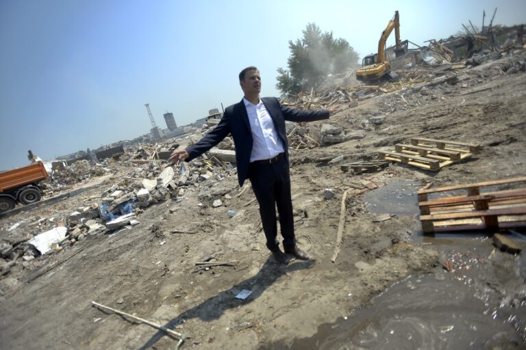 Siniša Mali na mestu rušenja u Savamali