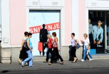 žene prolaze pored izloga