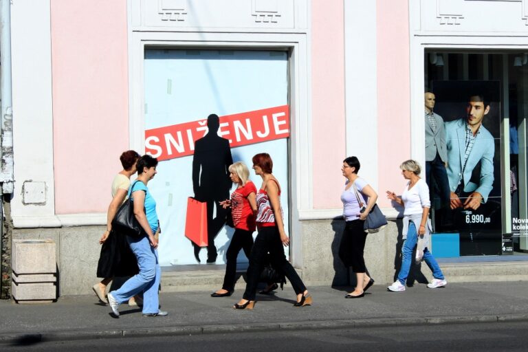 žene prolaze pored izloga