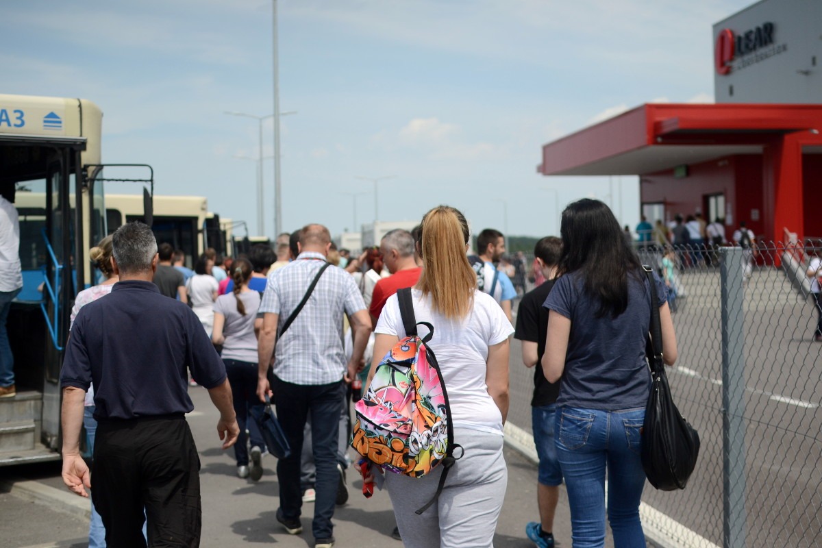 Radnici i radnice Lira pristižu na posao; Foto: Andraš Juhas / Mašina