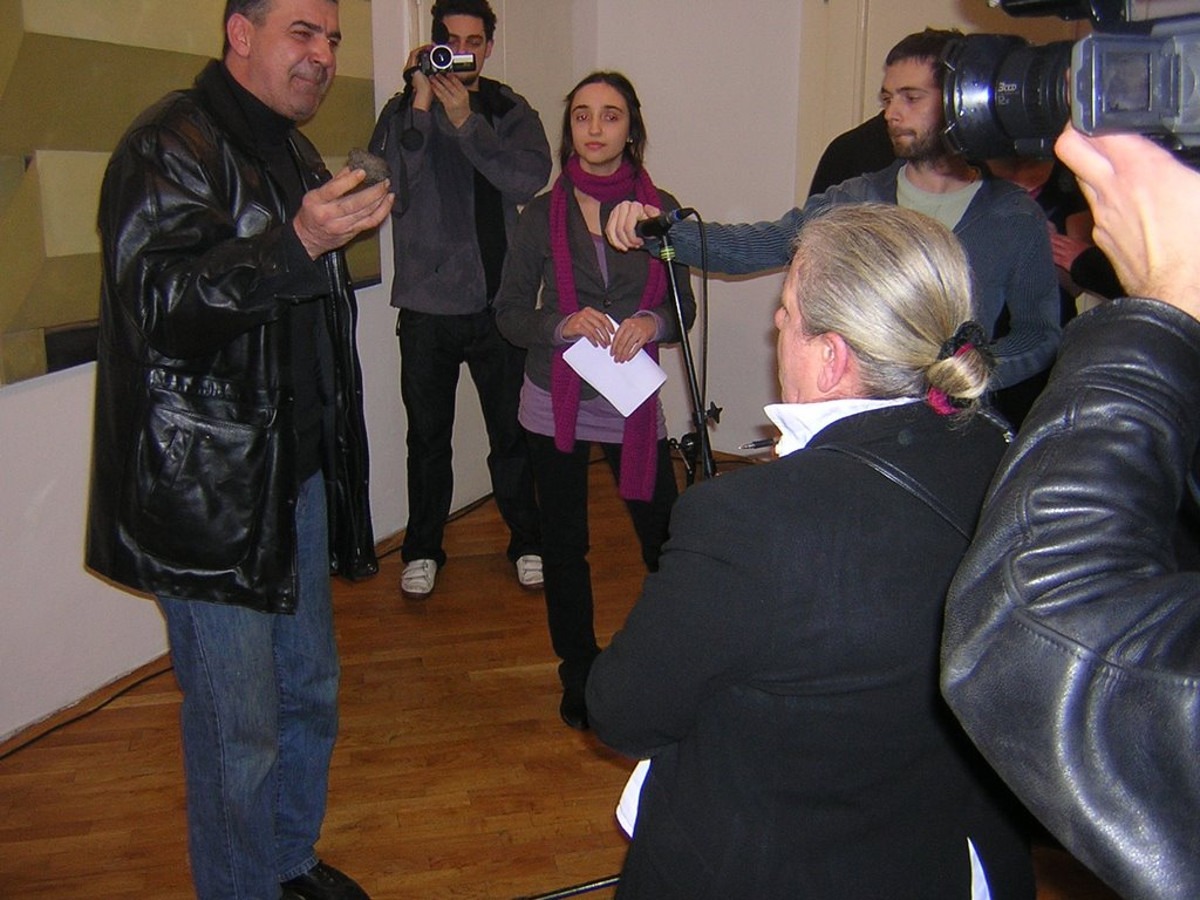 Prekidanje obraćanja kustosa; Foto: Vladimir Jerić Vlidi