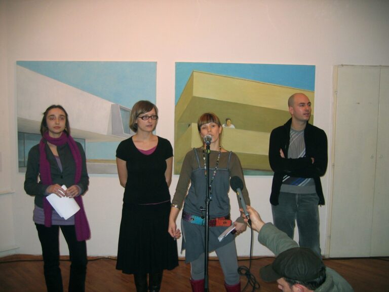 Obraćanje kustosa na otvaranju izložbe u Kontekst galeriji; Foto: Kontekst