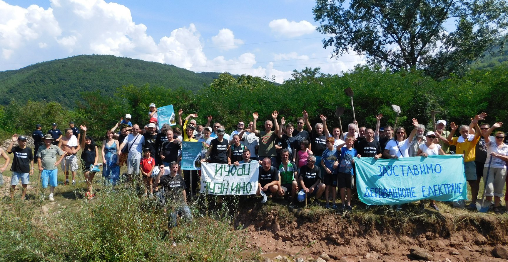 Aktivisti i aktivistkinje tokom akcije oslobađanja reke; Foto: Snežana Lazić / Facebook