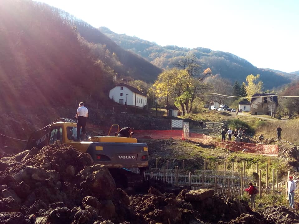 Meštani Rakite ometaju rad bagera; Foto: Andrijana Spasov / Facebook