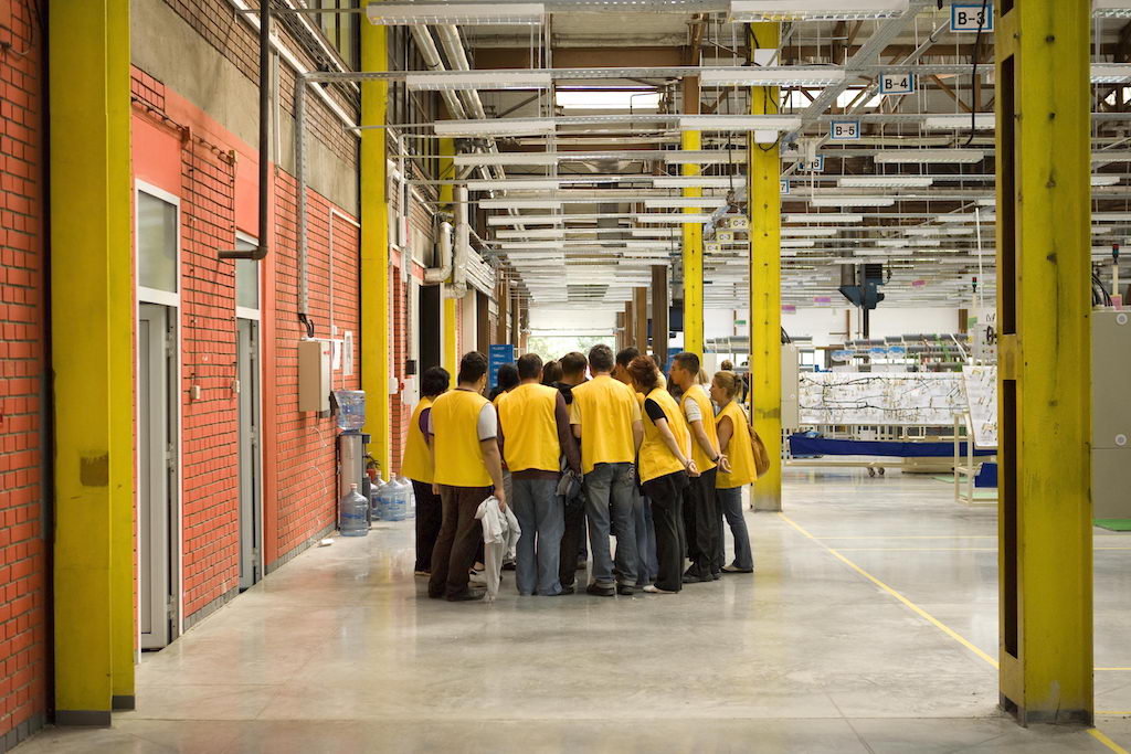 radnici u fabričkoj hali