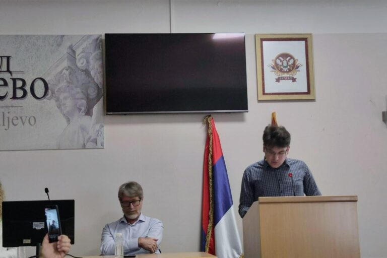 Miloš Veljović, pravni savetnik RERI govori na javnoj prezentaciji u Valjevu; Izvor: RERI