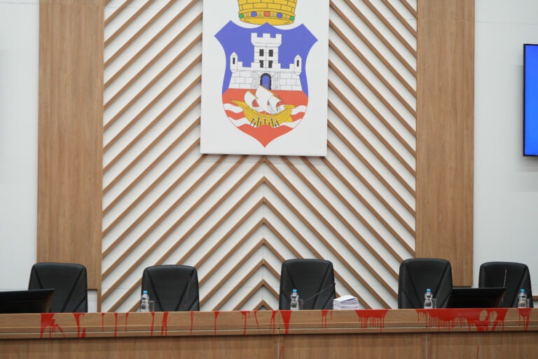Crvena farba u Skupštini grada Beograda; Foto: Zeleno levi front