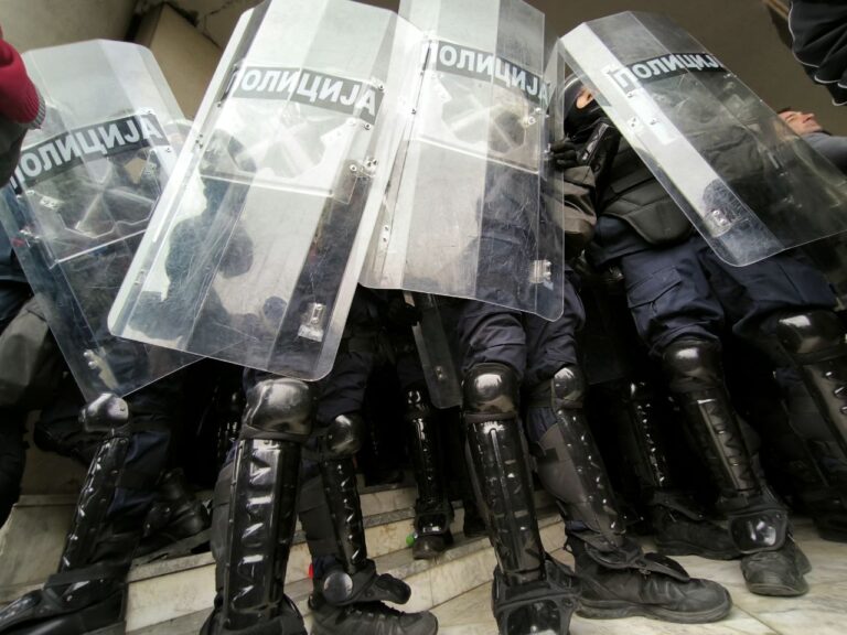 Policija ispred Skupštine Novog Sada; Foto: Mašina