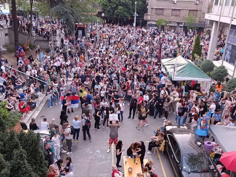 Blokada zgrade RTS-a u Takovskoj; Foto: Mašina