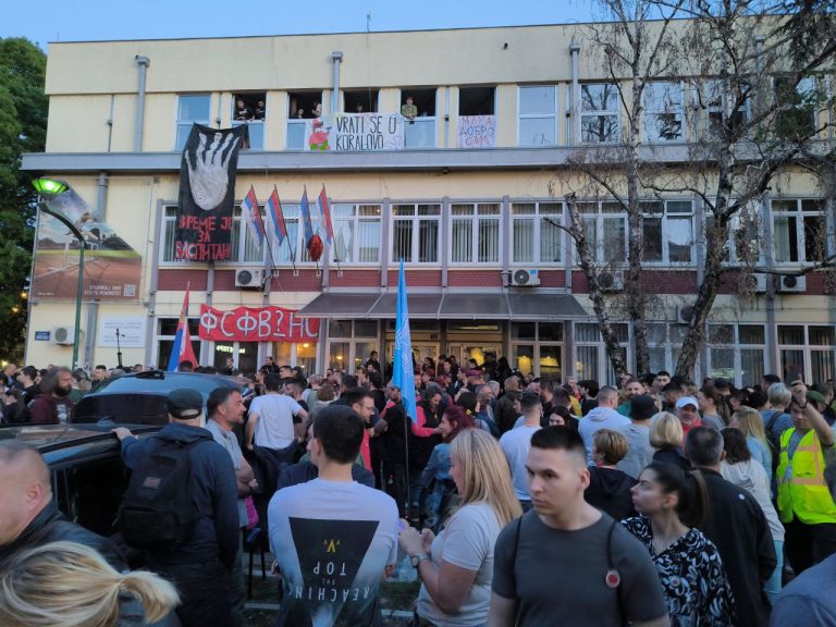 Protest ispred DIF-a u Novom Sadu; Foto: Mašina