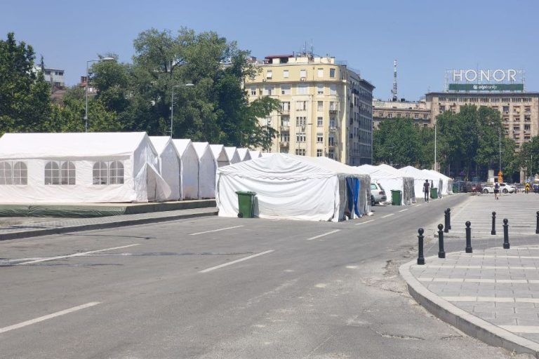 Foto: Šatori ispred Skupštine Srbije