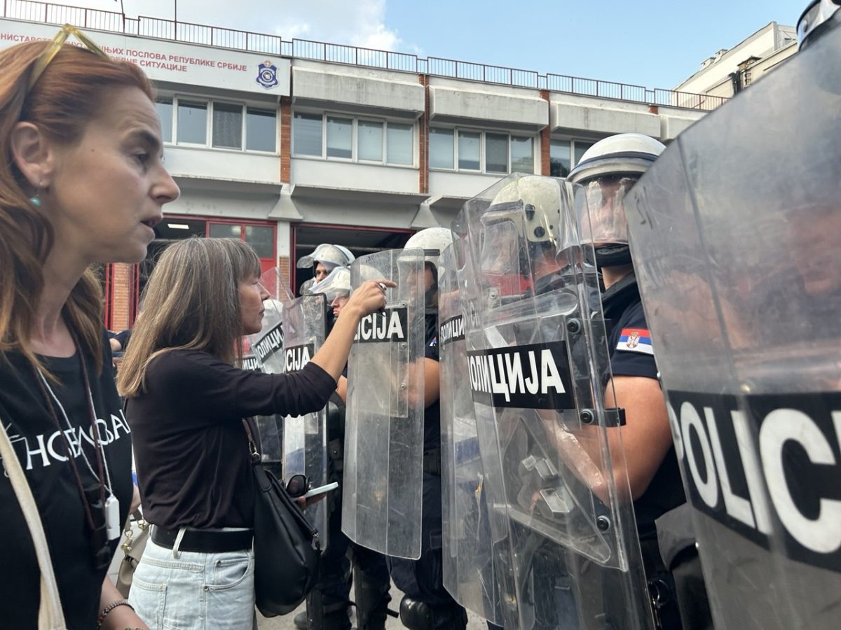 Žene ispred kordona policije