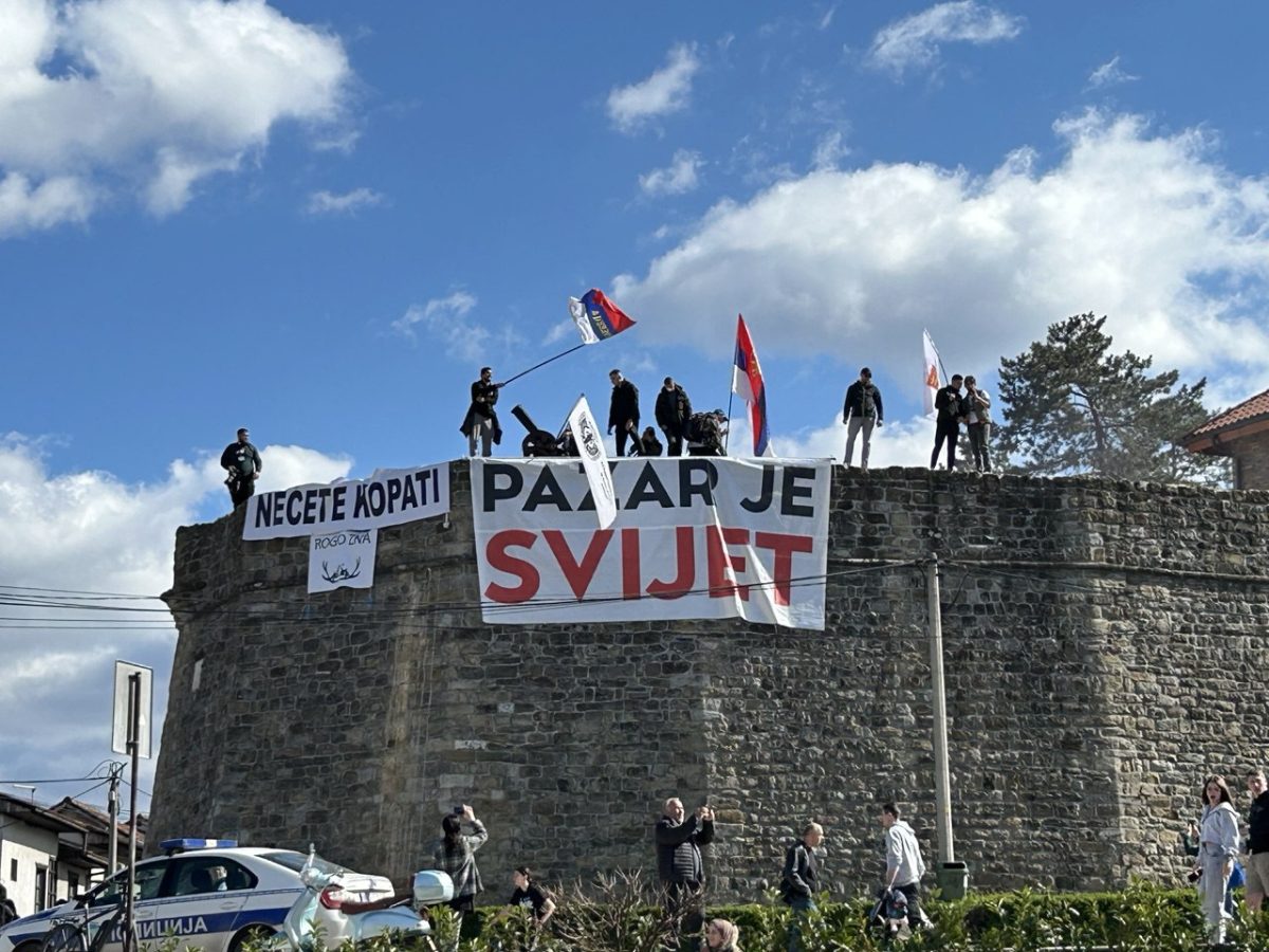 Natpis: "Pazar je svijet"