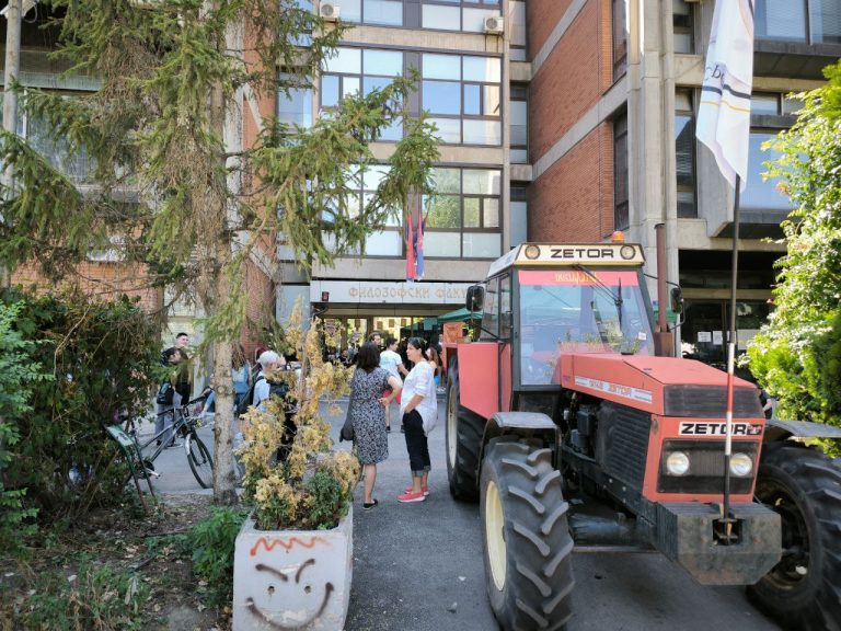 Ispred Filozofskog fakulteta u Novom Sadu