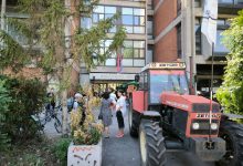 Ispred Filozofskog fakulteta u Novom Sadu