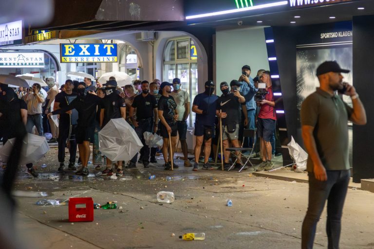 Aktivisti SNS-a ispred stranačkih prostorija