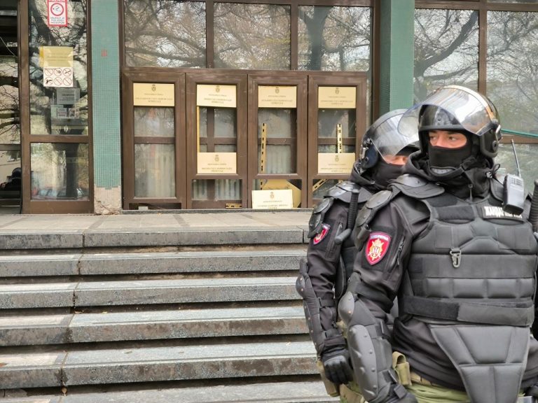 Policija ispred Osnovnog Suda u Novom Sadu