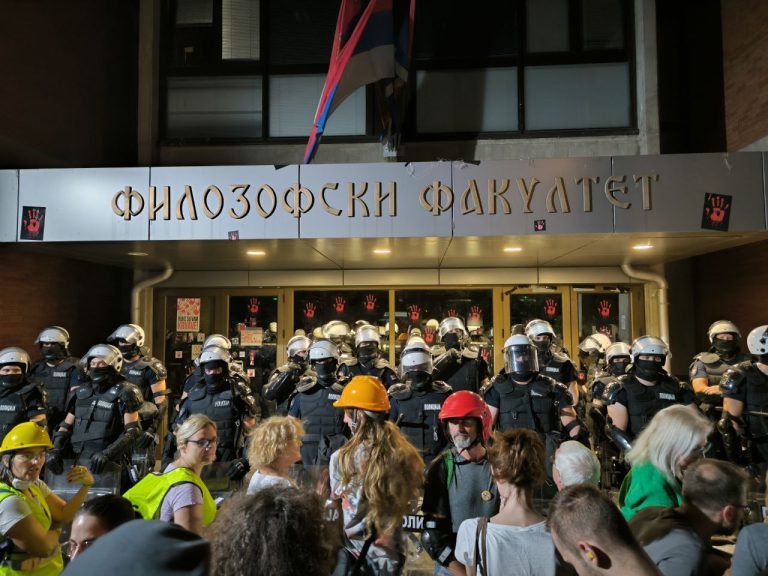 Policijski kordon sprečava studente da uđu na Filozofski fakultet