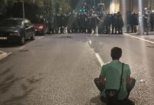 demonstrant pred kordonom policije