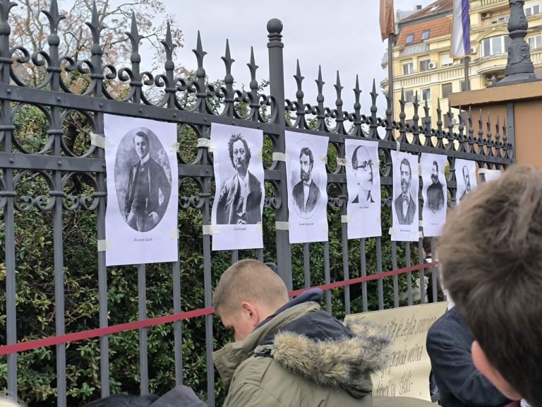 Protest ispred Jovine gimnazije