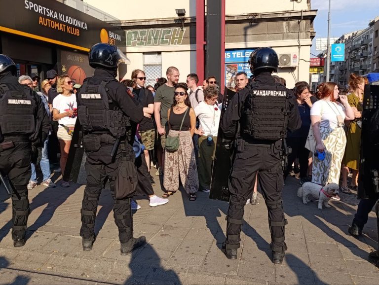 Policija opkoljuje građane na Zelenom vencu