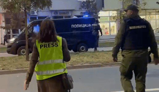 novinarka i žandarm