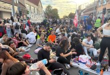 Foto: Studenti se odmaraju posle pešačenja