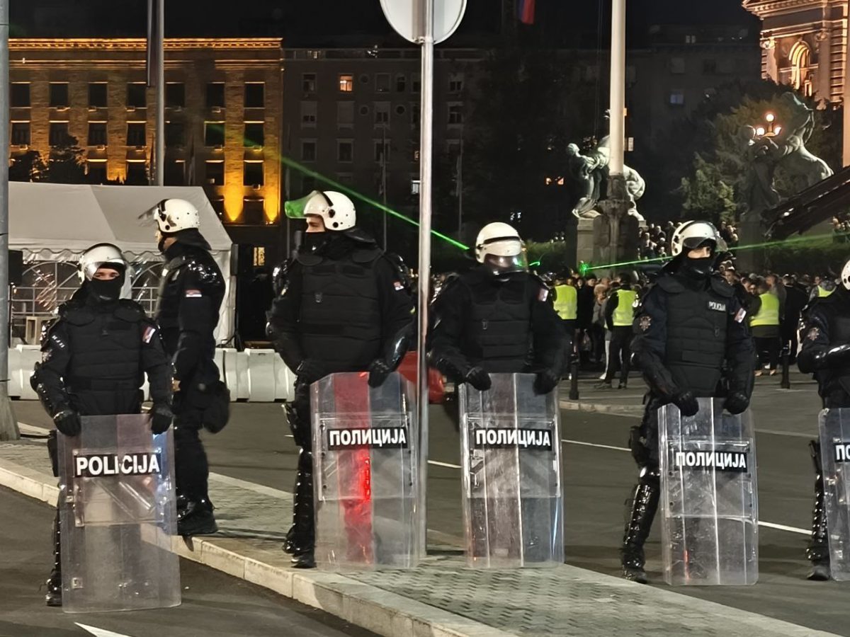 Policijski kordon ispred Narodne skupštine