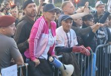 Foto: Dijana Hrka na ogradi ispred Predsedništva Srbije