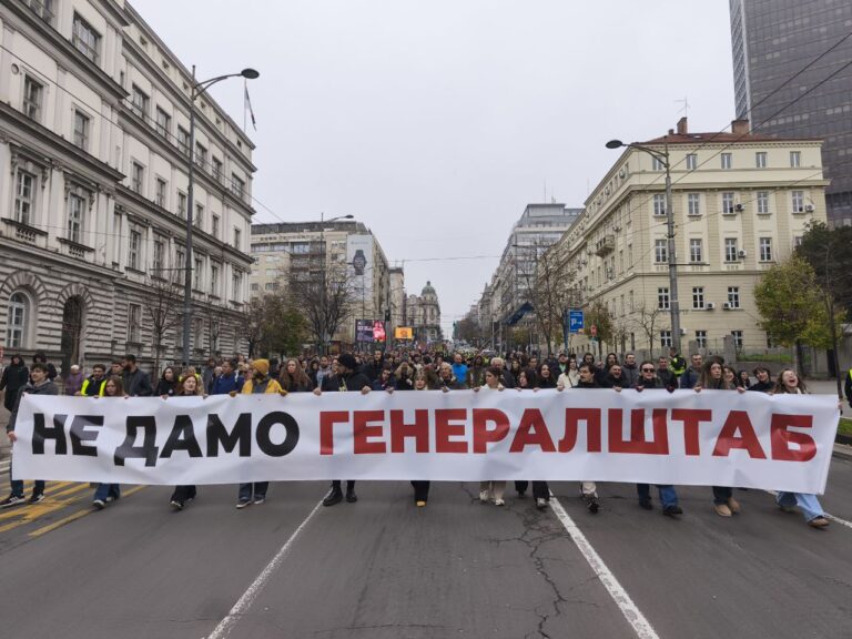 Protest ispred Generalštaba; Foto: Mašina.
