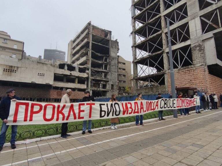 transparent "proklet bio izdajica svoje domovine"