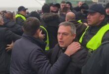 guranje ispred skupštine