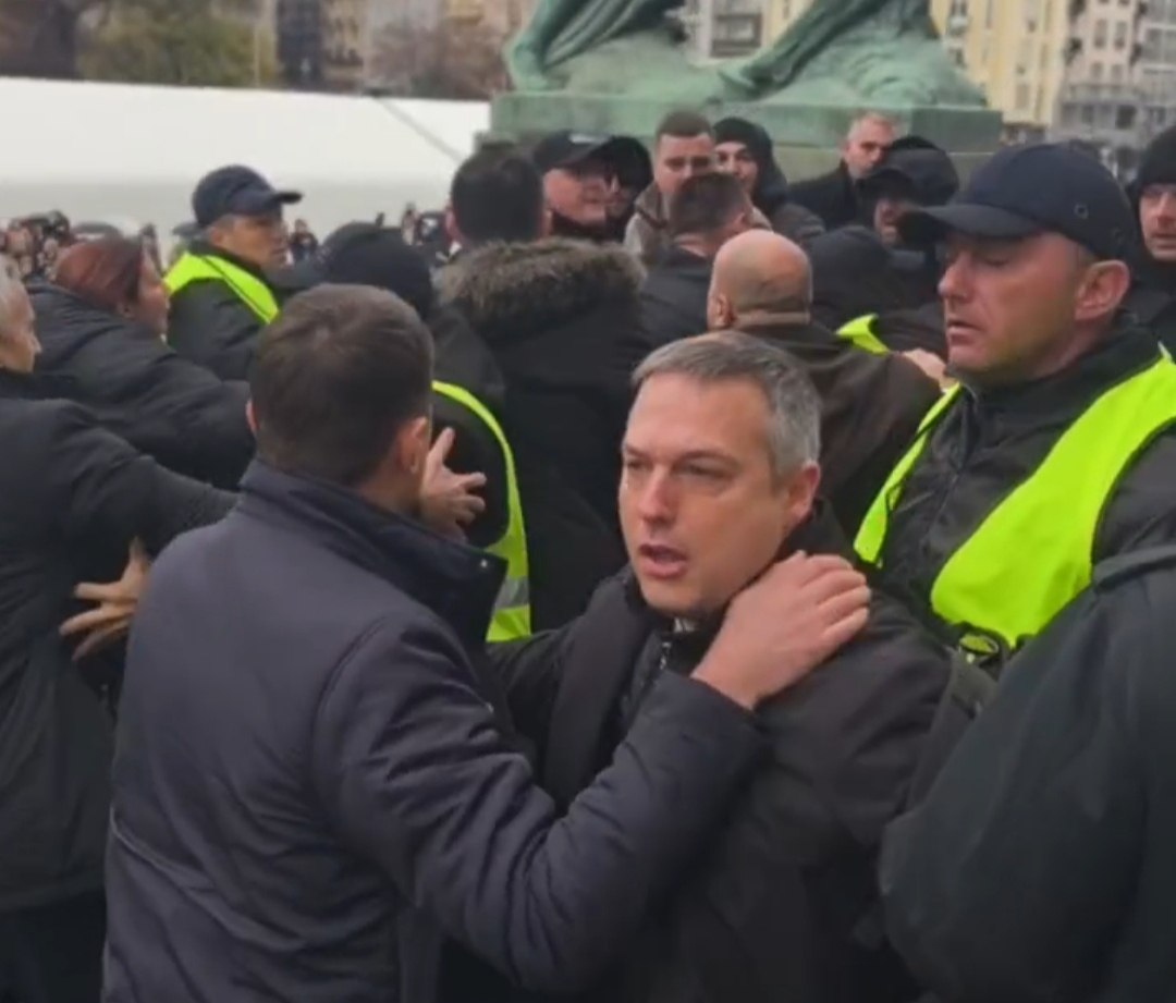 guranje ispred skupštine