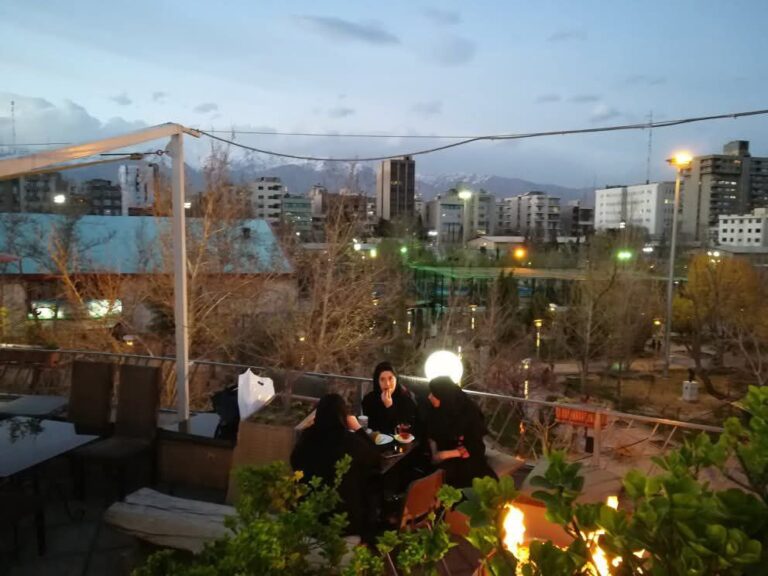 Ilustracija - krovovi Teherana