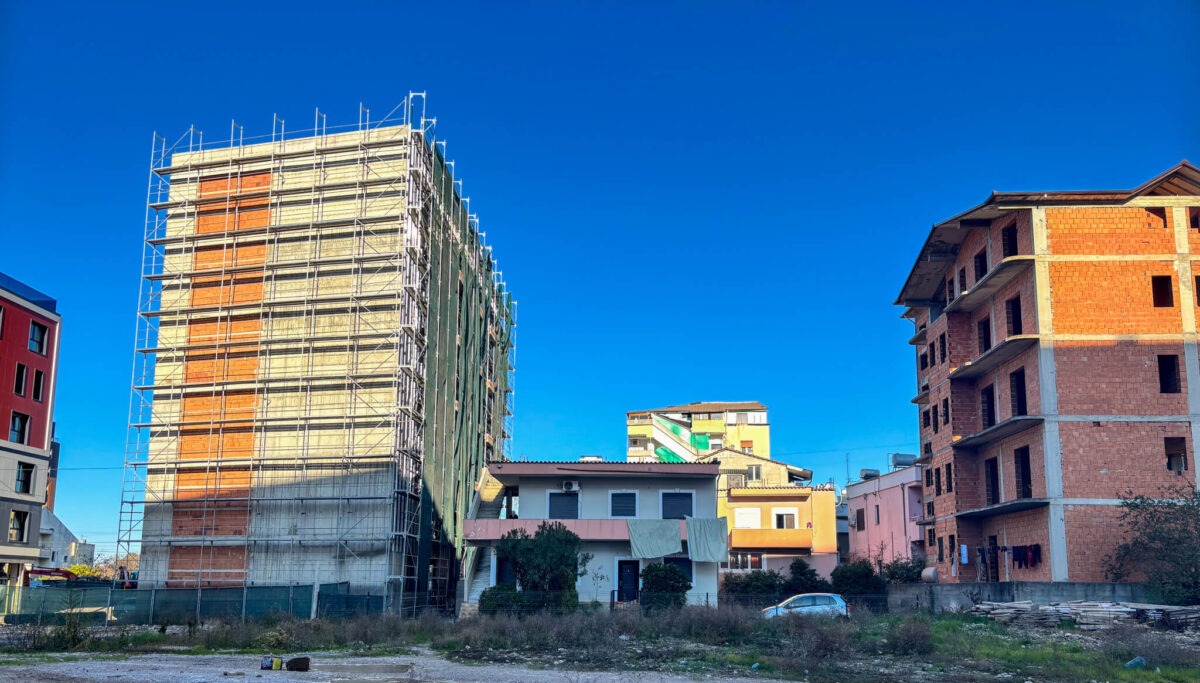 Stara kuća okružena novim zgradama