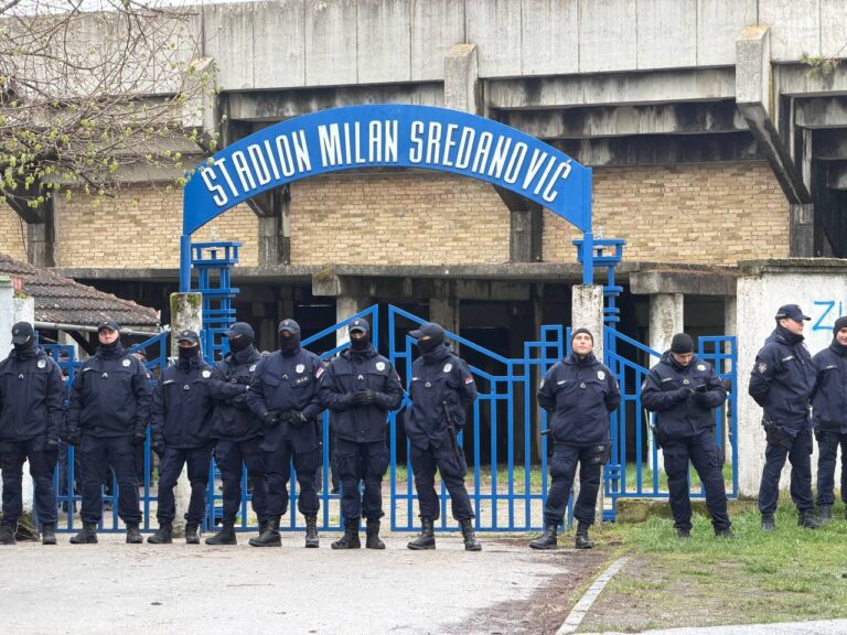 Kordnom policije ispred kapije stadiona u Kuli