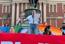 Dina, Osmomartovski marš; Foto: Mašina