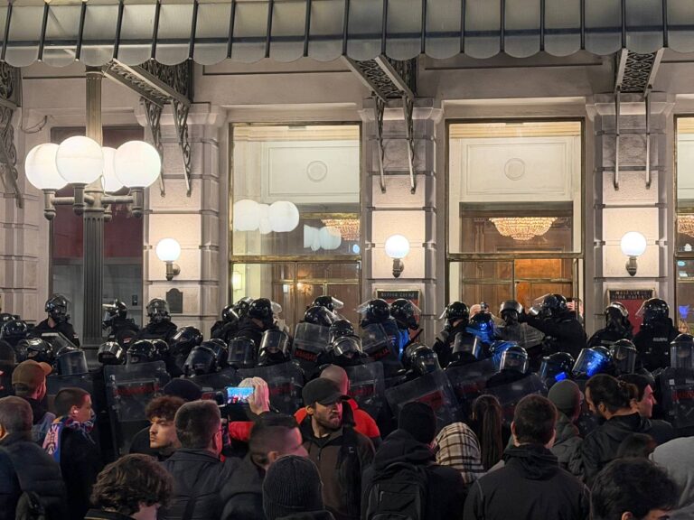 Kordon policije irepd Narodnog pozorišta