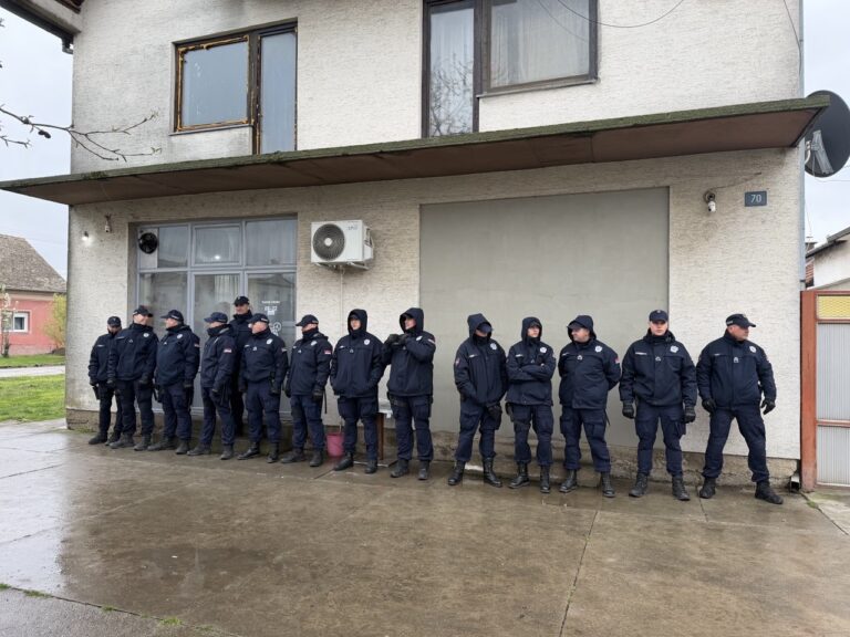 Policija štiti prilaz kafani u Crvenki