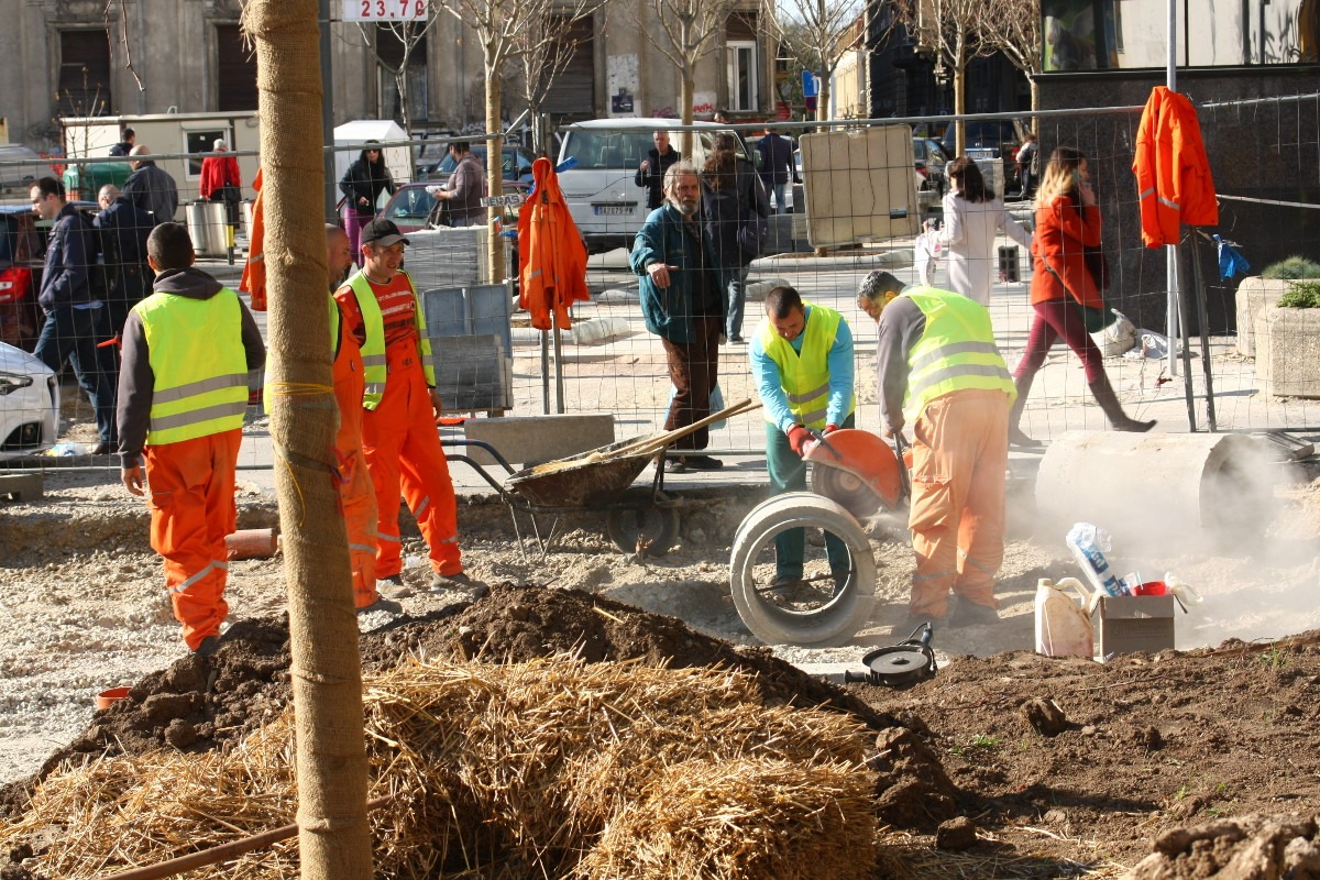 radnici rade na popločavanju puta