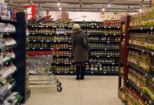 žena pred rafovima u prodavnici