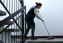 Čistačica riba stepenice u stambenoj zgradi